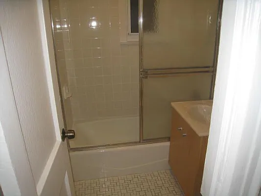 Rented by Alexiou Realty | media 11