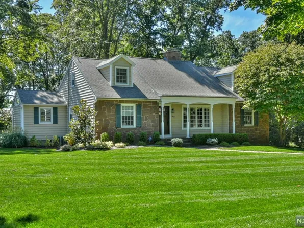 748 Hickory Hill Rd, Wyckoff, NJ 07481