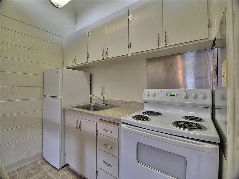 Park West Apartments — Photo 19