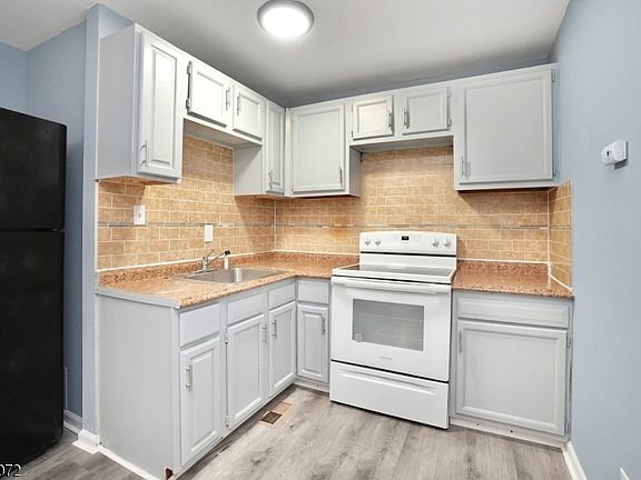 3rd image of 51 Demarest St