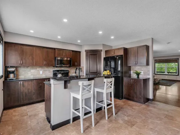 91 SE Panora Sq NW, Calgary, AB T3K 0R3