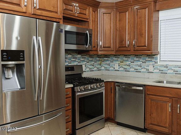 5th image of 2632 E Spring St