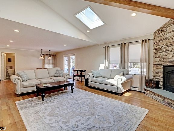 5th image of 664 Plainfield Ave