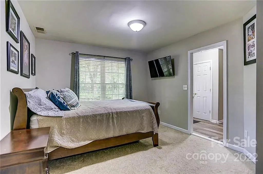 9712 Bailey Rd — Photo 3