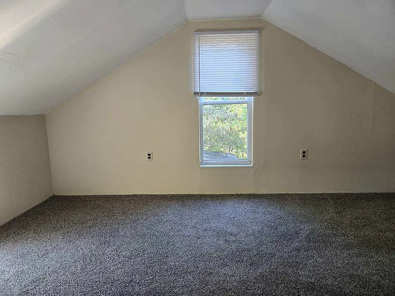 17 College St — Photo 36