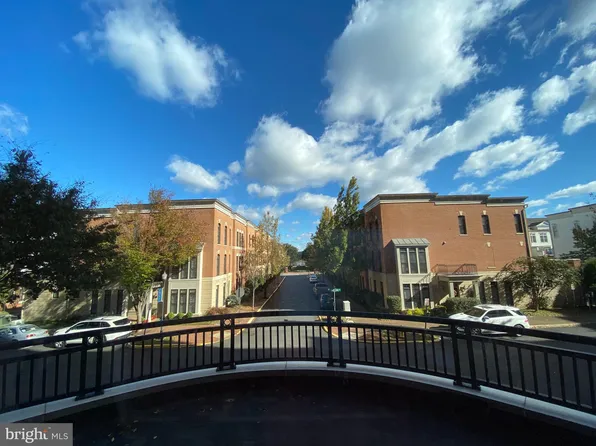 485 Harbor Side St APT 202, Woodbridge, VA 22191