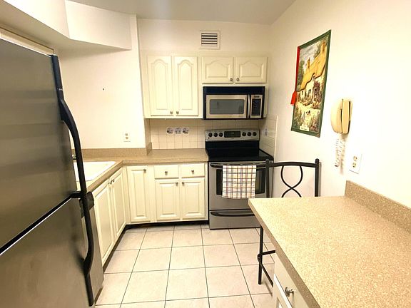 5th image of 750 Lori Drive #225