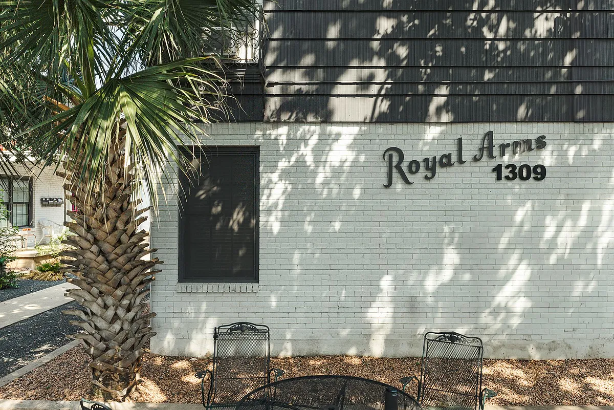Building Photo - Royal Arms I