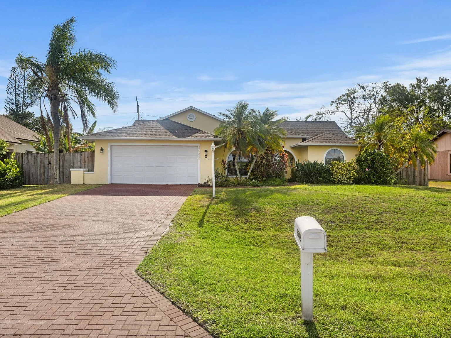 3 bed, 2.0 bath, 1470 sqft, $3,200 — Photo 3