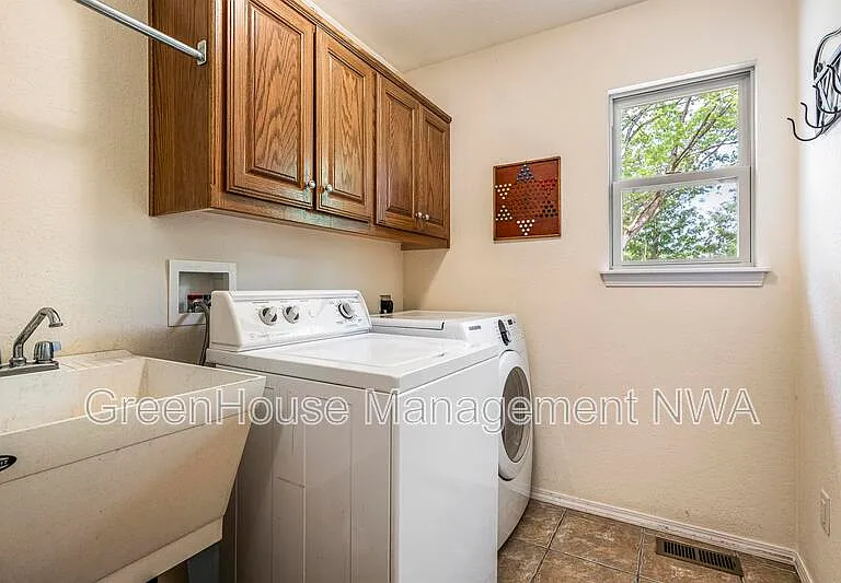 28 Latshaw Dr — Photo 21