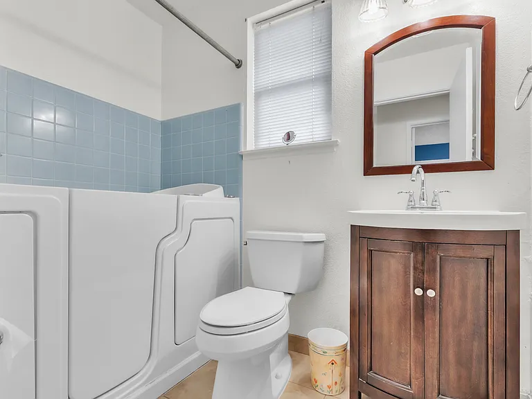 SHARED BATHROOM
Endurance White acrylic rectangle walk -in tub with massage. Full bathroom