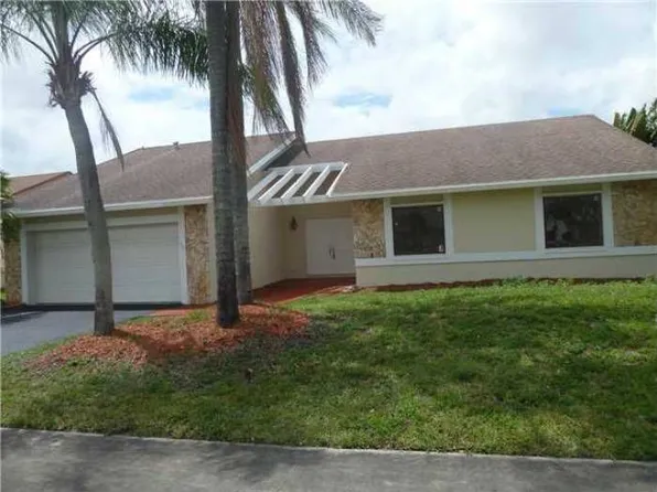 8330 NW 53rd St, Lauderhill, FL 33351