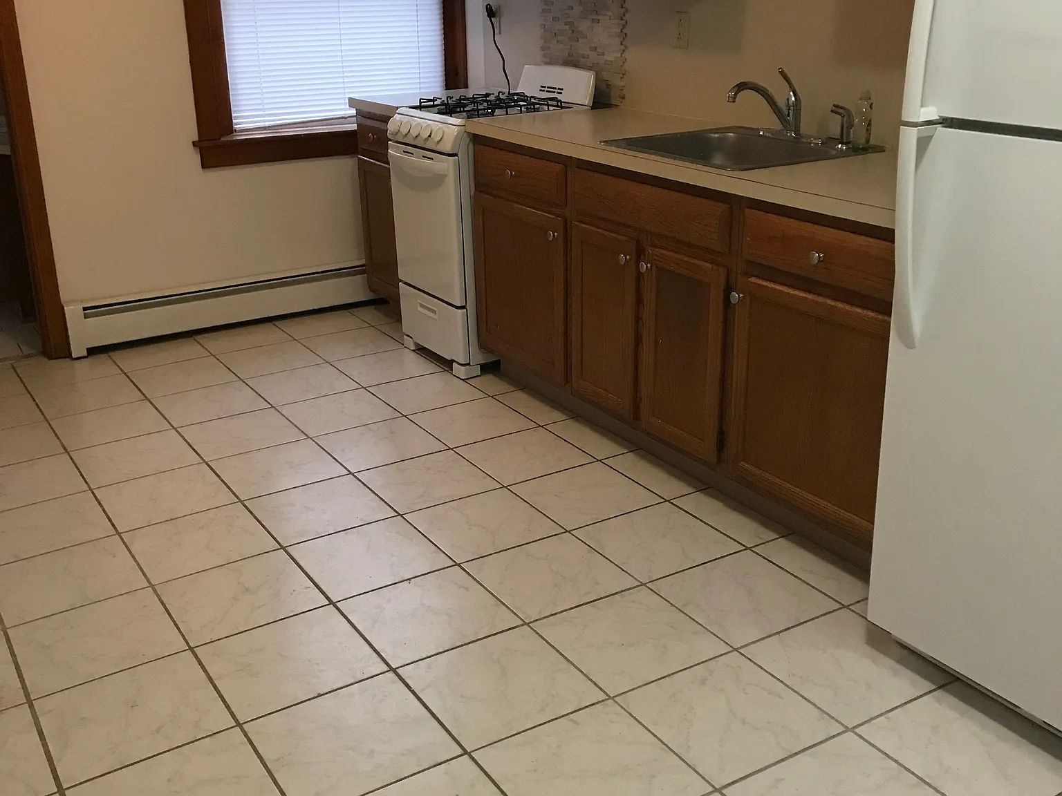 3 bed, 850 sqft, $1,800 — Photo 2