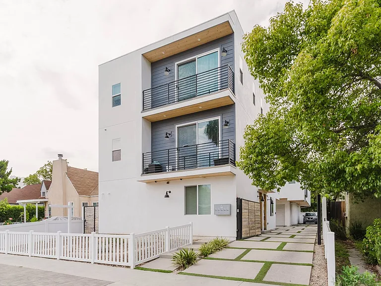 10853 Otsego St — Photo 2