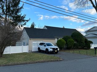 32 Beechwood Rd, Cresskill, NJ 07626