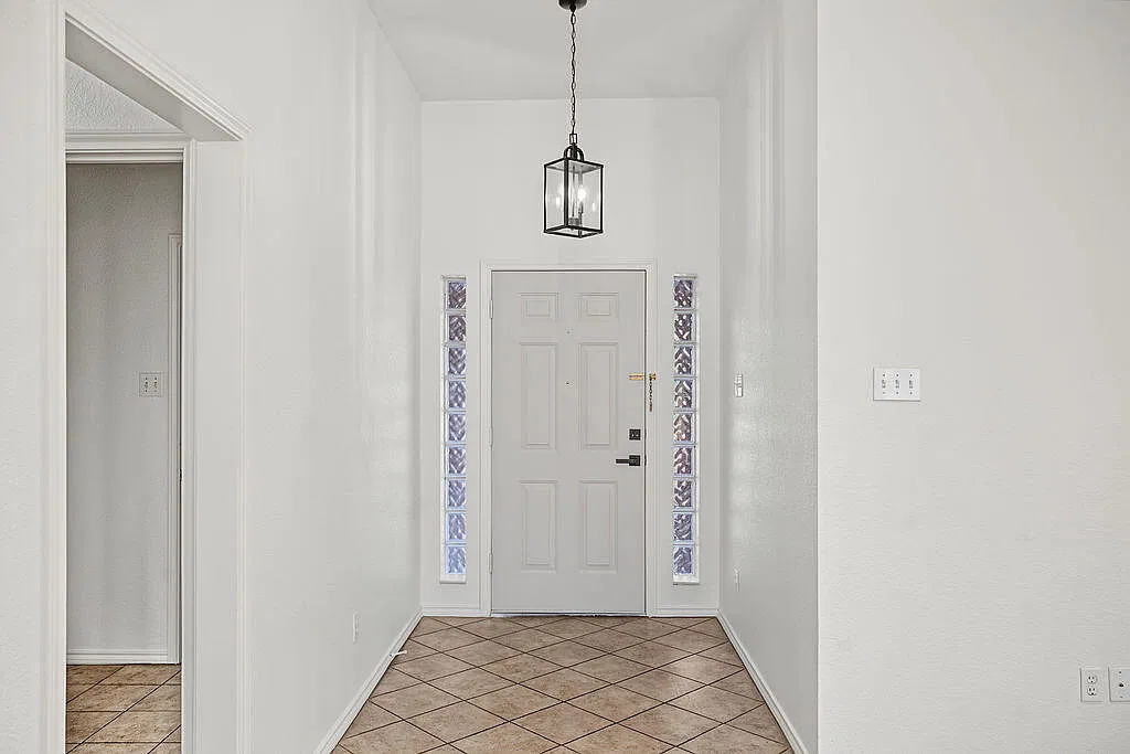 3 bed, 2.0 bath, 1283 sqft, $2,500 — Photo 4
