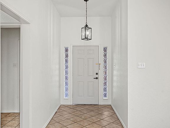 4th image of 704 Hillside Dr