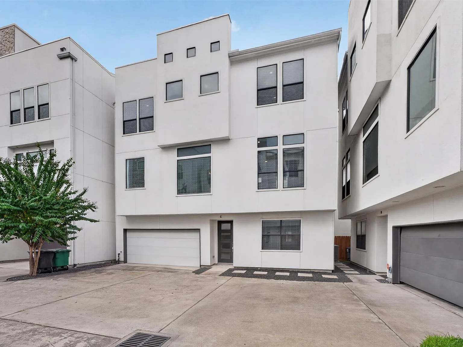 3 bed, 3.5 bath, 2094 sqft, $3,400 — Photo 1