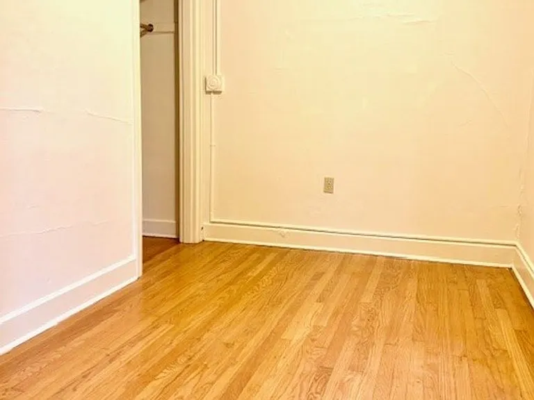 West Coast Arms Apartments — Photo 9