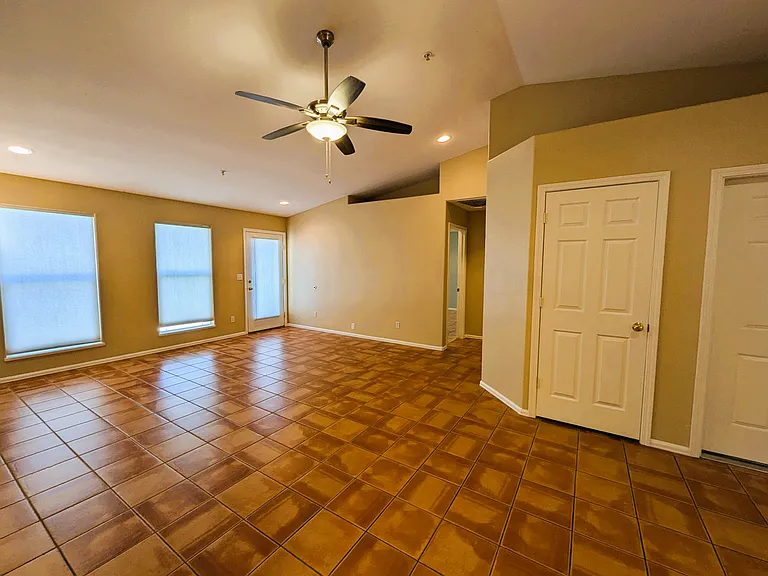460 1/2 E Scenic Dr — Photo 4