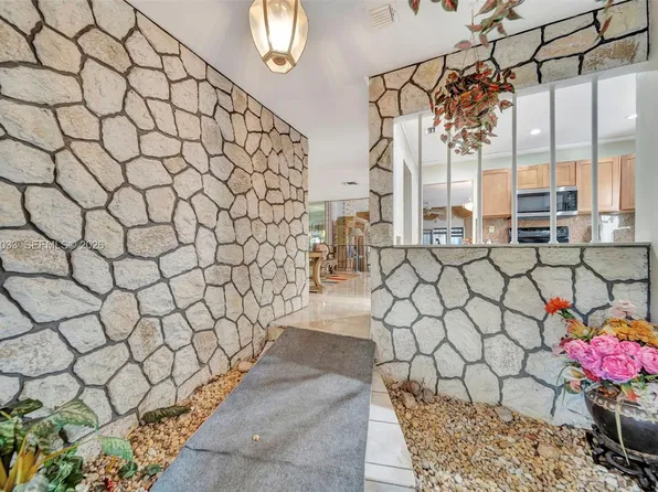 244 NW 43rd St, Miami, FL 33127