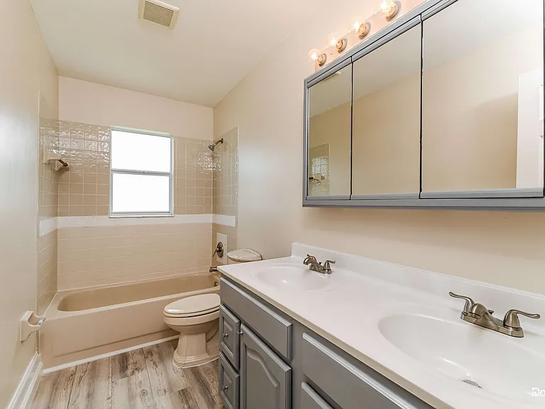 302 SE 3rd St — Photo 11