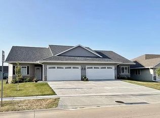 112 W Pinehurst Dr, Eldridge, IA 52748