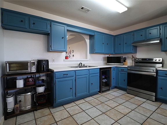 3rd image of 2613 Persimmon St