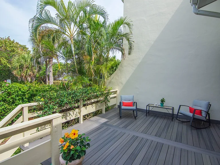 560 N Monterey Dr — Photo 26
