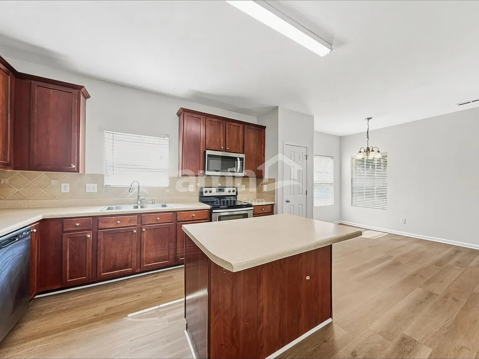 4 bed, 2.5 bath, 2316 sqft, $2,290 — Photo 3