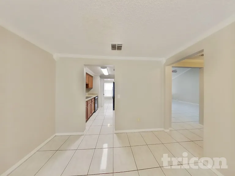 8252 Yolanda Ct — Photo 5