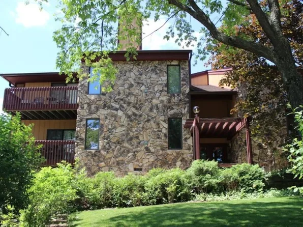 848 Kendall Ln, Lake Geneva, WI 53147