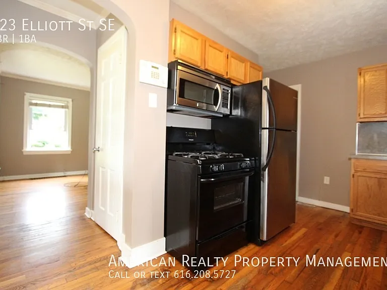 923 Elliott St SE — Photo 3