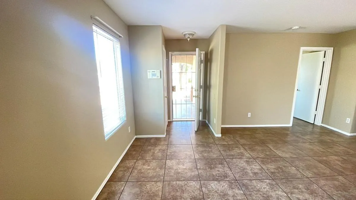 Well maintained 3 bedroom in Glendale! — Photo 2