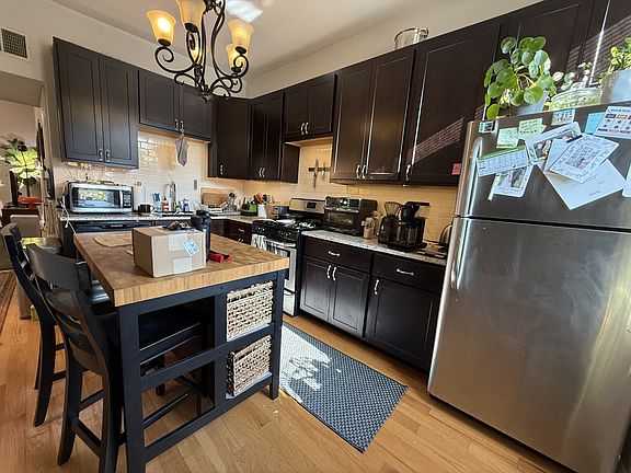 3rd image of 906 N Damen Ave #3R
