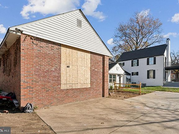 3rd image of 2807 14th St NE