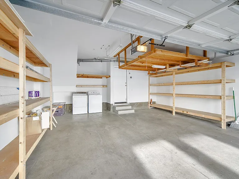 558 Manhattan Pl — Photo 31