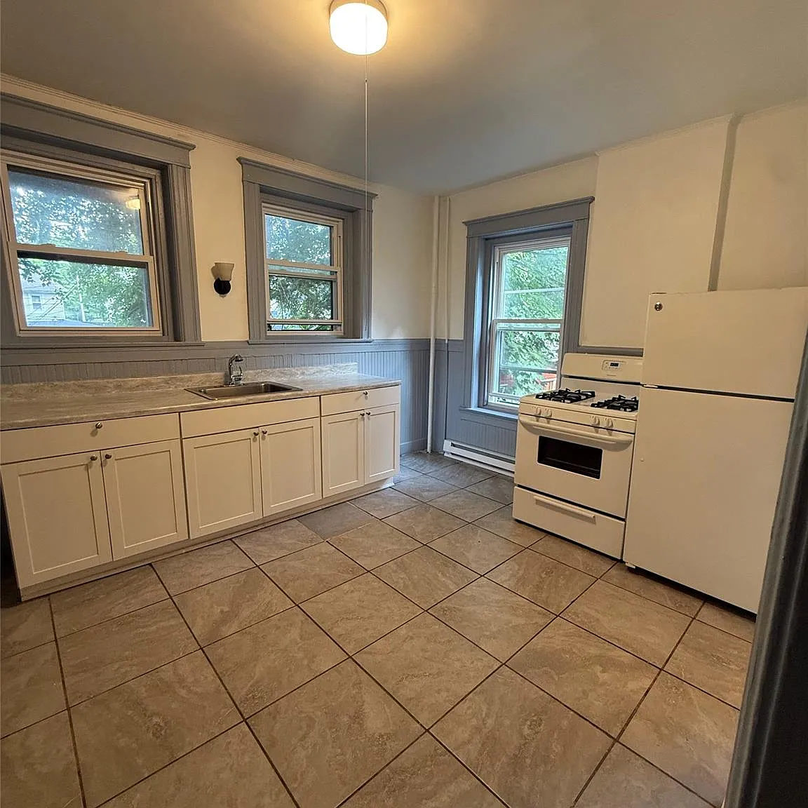 3 bed, 1.0 bath, 1092 sqft, $2,450 — Photo 2