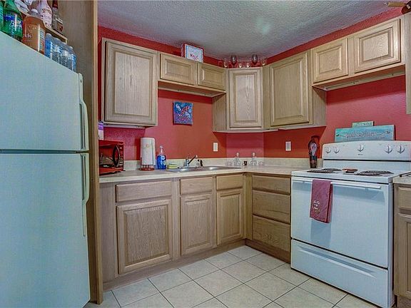 5th image of 740 Prince Edward Ave