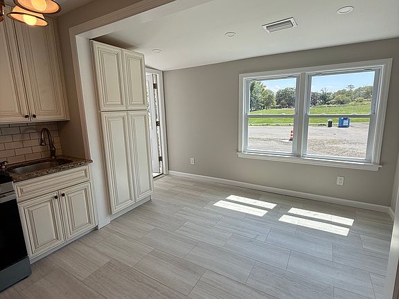 2nd image of 19 Goldwin St #Penthouse