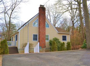 55 16th St, Wading River, NY 11792
