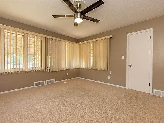 3rd image of 18028 Van Aken Blvd Unit 2