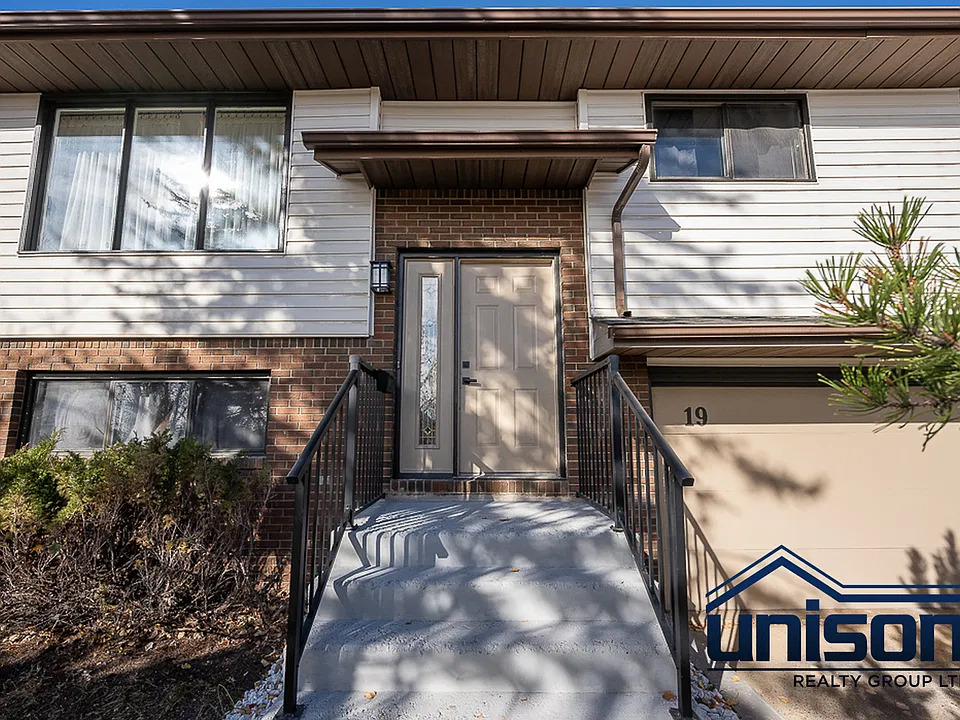 19 Hawkwood Dr NW