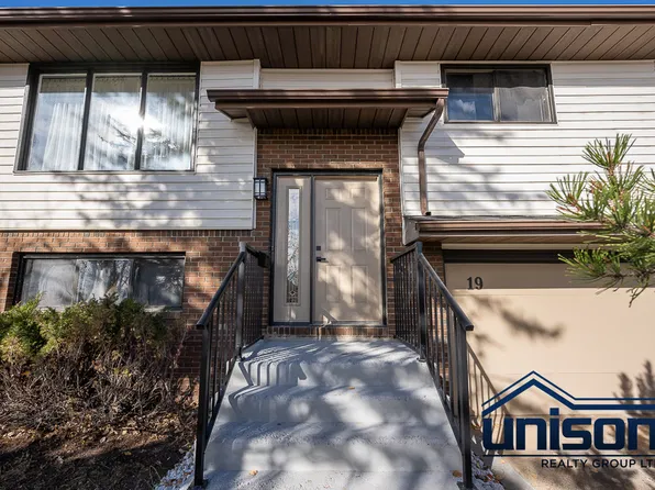 19 Hawkwood Dr NW, Calgary, AB T3G 1Z2