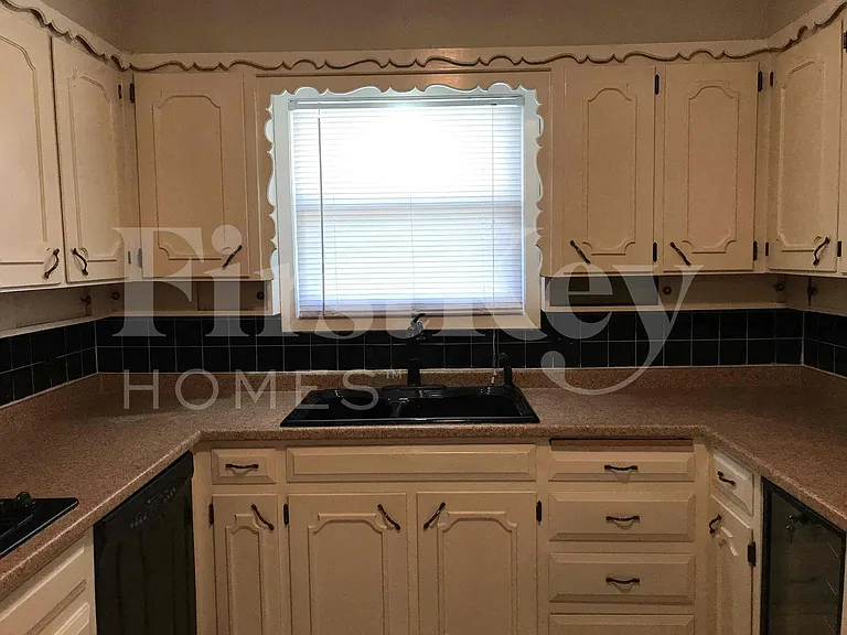 2710 Peachtree Ln — Photo 17