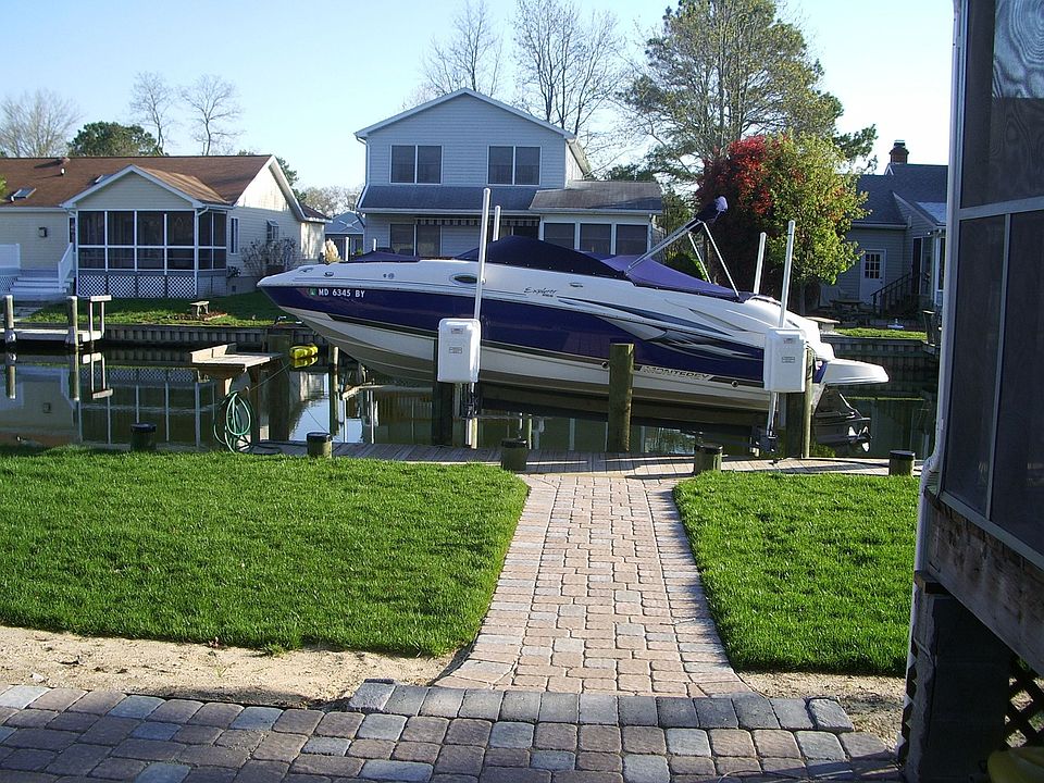 8,000 lb boat lift.