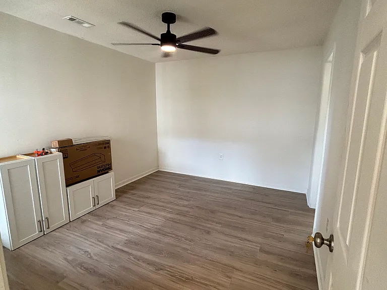 182 University Village Dr #E — Photo 7