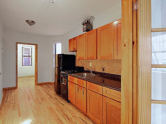 3rd image of 95 Pitt St APT 10