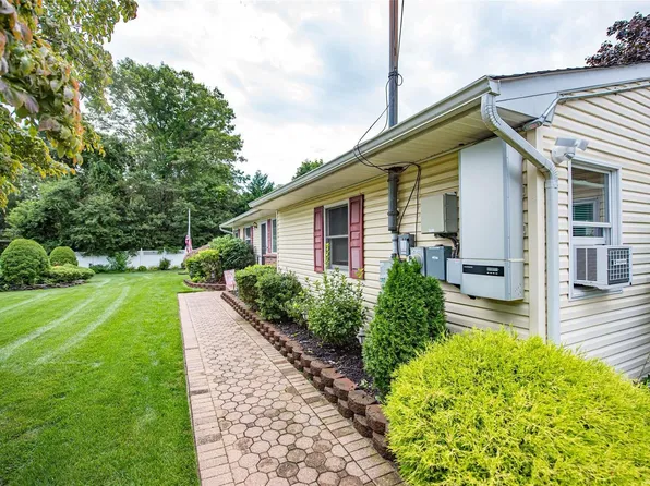 6 Mineola Street, Holtsville, NY 11742