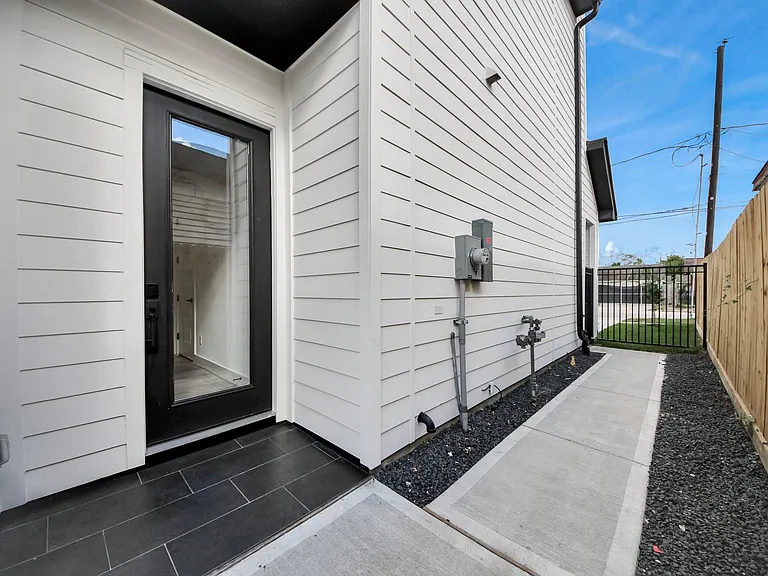 2408 Lorraine St — Photo 3
